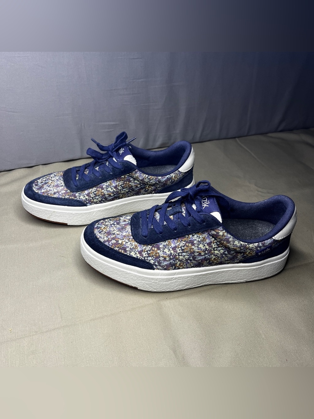 Kizik Women's Prague sneakers in the Navy Floral pattern Size 6
